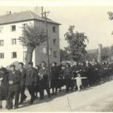 Pohřeb Anny Vaculíkové, spisovatelovy maminky, v Návojské ulici (1952)