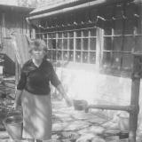 Paní učitelka na dvorku u Miklasů (1962, foto LV)
